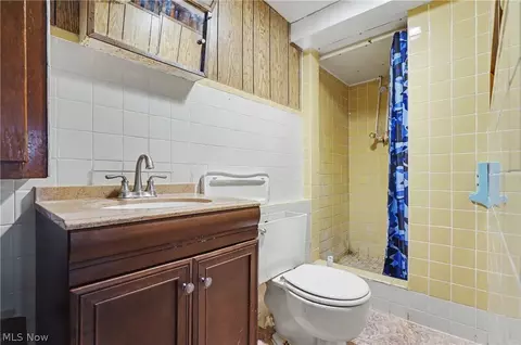 Bath - 577 Geneva Ave, Struthers, OH 44471 photo 2 of 2
