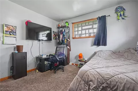 Bedroom - 577 Geneva Ave, Struthers, OH 44471 photo 4 of 6