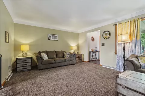 Living - 577 Geneva Ave, Struthers, OH 44471 photo 3 of 5