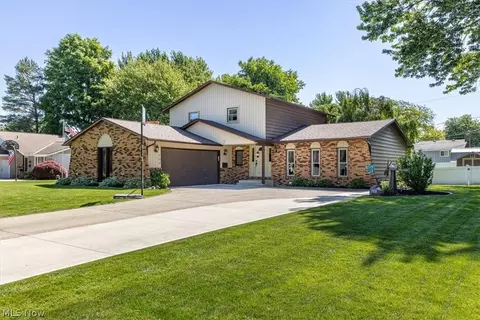 709 Oakhurst Dr, Amherst, OH 44001