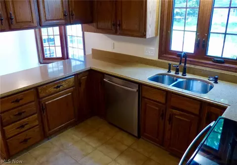 Kitchen - 9144 Gregory Ct, Mentor, OH 44060 photo 2 of 4