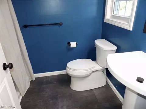 Bath - 9144 Gregory Ct, Mentor, OH 44060 photo 2 of 4