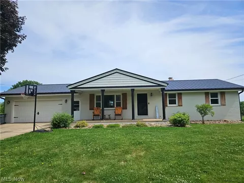 9729 Sommerville St, Louisville, OH 44641