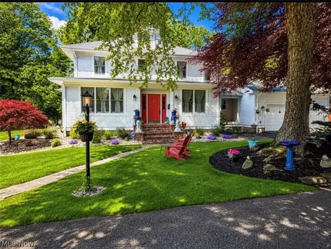 12 Riverside Dr, Poland, OH 44514