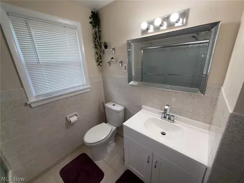 Bath - 448 Meadowbrook Ave, Boardman, OH 44512 photo 2 of 6