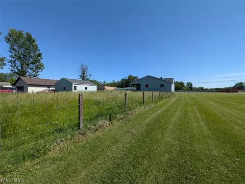 Exterior - 41386 Schadden Rd, Elyria, OH 44035 photo 3 of 10