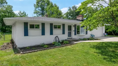 718 Starlight Dr, Seven Hills, OH 44131