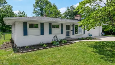 718 Starlight Dr, Seven Hills, OH 44131