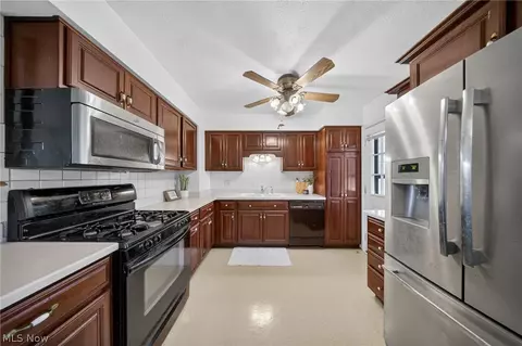 Kitchen - 466 Colgate Ave, Elyria, OH 44035 photo 2 of 3