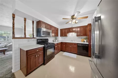Kitchen - 466 Colgate Ave, Elyria, OH 44035 photo 3 of 3