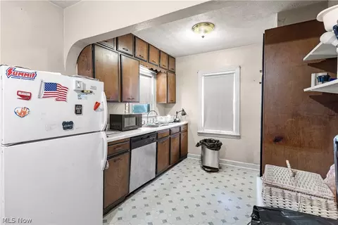 Kitchen - 1402 E Wheeling Ave, Cambridge, OH 43725 photo 2 of 3