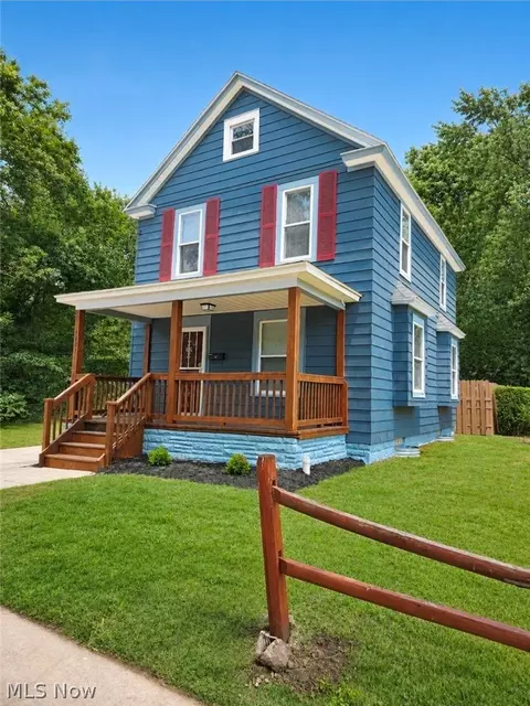 1005 Raymond St, Akron, OH 44307