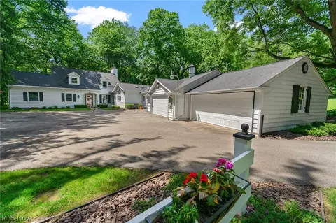 40 Redfern Dr, Youngstown, OH 44505