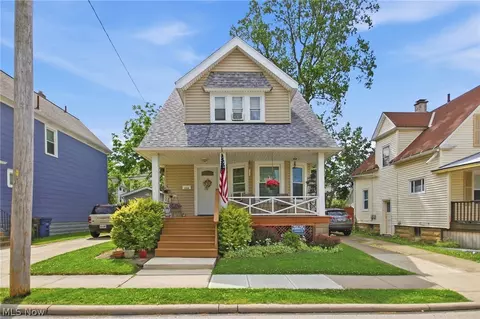 1554 Olivewood Ave, Lakewood, OH 44107