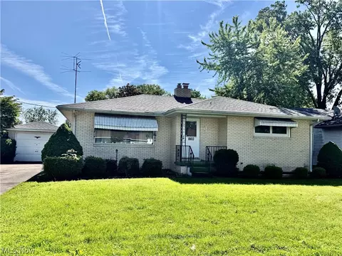 860 Adelaide Ave NE, Warren, OH 44483