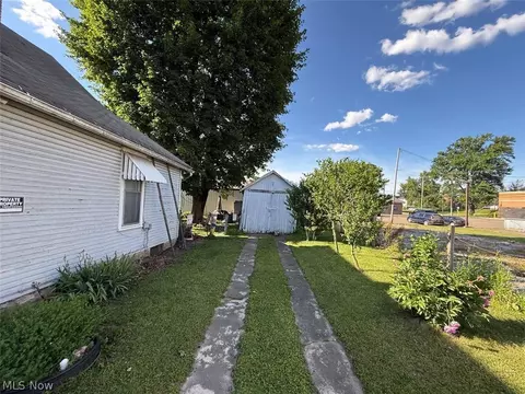 Exterior - 104 Chestnut St, Coshocton, OH 43812 photo 2 of 9