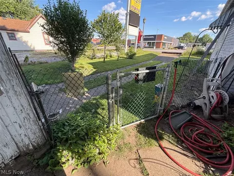 Exterior - 104 Chestnut St, Coshocton, OH 43812 photo 7 of 9
