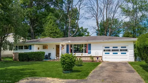 2525 Geneva Dr, Zanesville, OH 43701