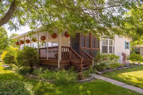 78 Periwinkle Dr, Olmsted Twp, OH 44138