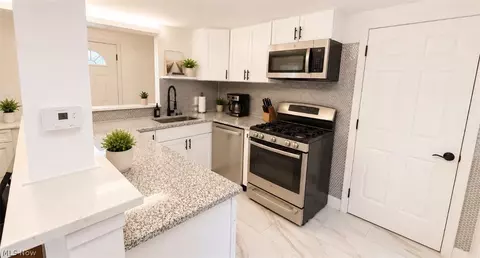 Kitchen - 38155 Aurora Rd, Solon, OH 44139 photo 1 of 2