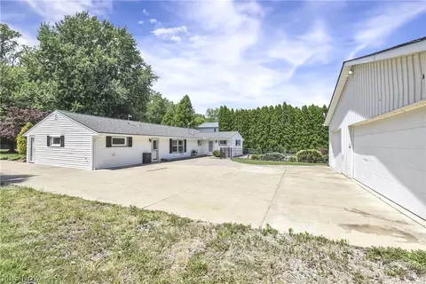 Exterior - 301 Crosse Rd, Amherst, OH 44001 photo 5 of 13