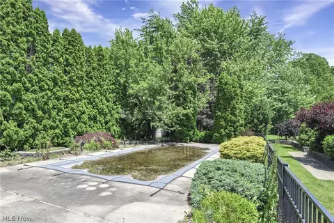 Exterior - 301 Crosse Rd, Amherst, OH 44001 photo 7 of 13