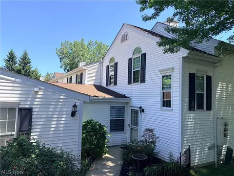 7121 W Cross Creek Trl, Brecksville, OH 44141