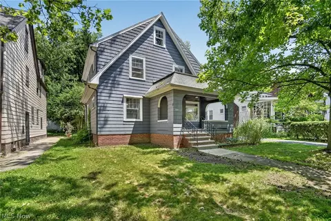 927 Englewood Rd, Cleveland Heights, OH 44121