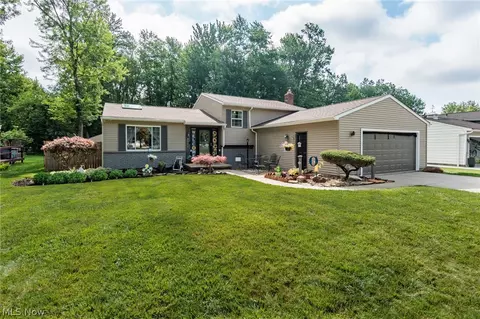 8543 Greenbriar Dr, Olmsted Twp, OH 44138