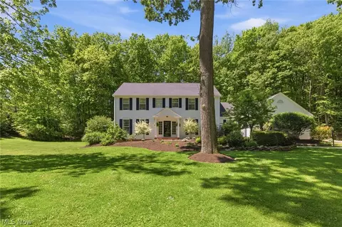 15 Martingale Ct, Chagrin Falls, OH 44022