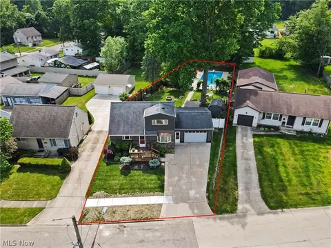 806 Tallkron Dr, Akron, OH 44305