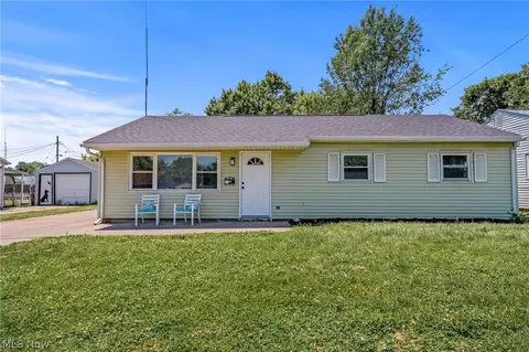 2221 Maxine Ave NE, Canton, OH 44705