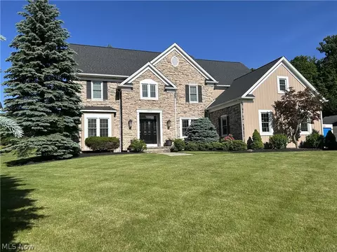 8575 Park Ridge Ln, Macedonia, OH 44056