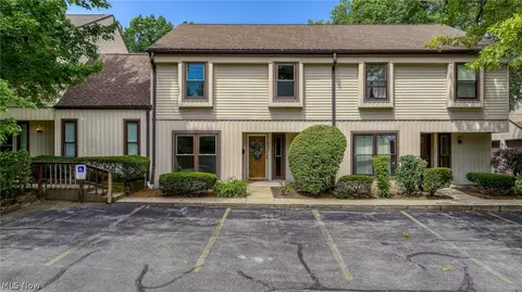 988 Som Center Rd #E2, Mayfield Village, OH 44143