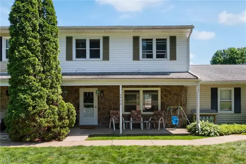 3954 Townhouse Ln, Uniontown, OH 44685
