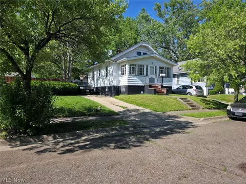 897 Richmond St, Akron, OH 44306