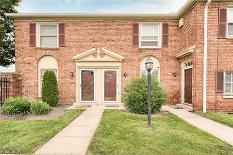 2398 Arlington Dr, Lyndhurst, OH 44124