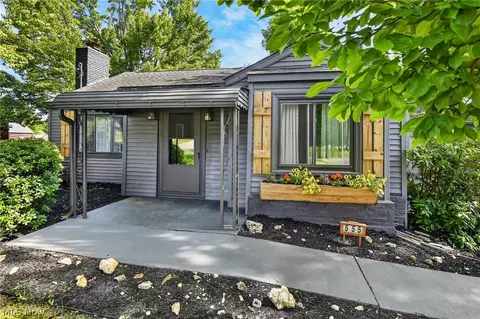555 Secrist Ln, Girard, OH 44420