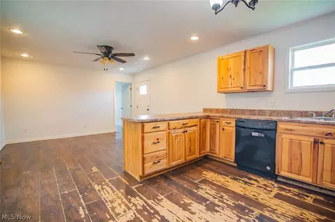 43 Thorn St, Parkersburg, WV 26101