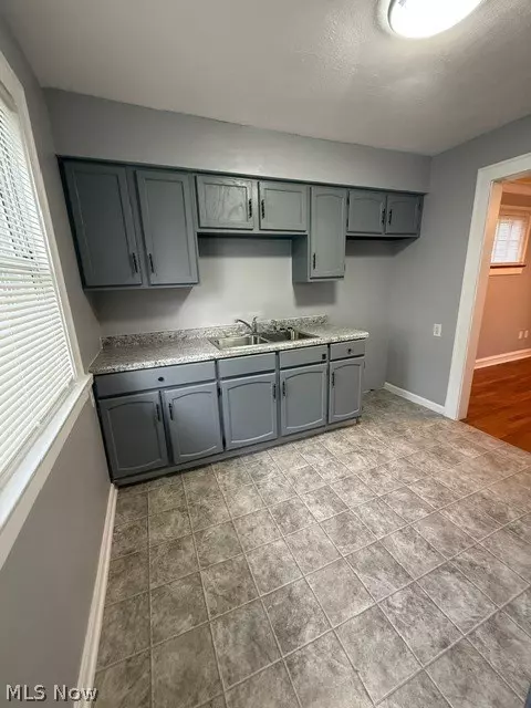 Entry Way - 52 Meadowbrook Ave, Boardman, OH 44512 photo 2 of 7