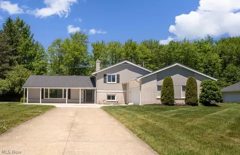 6815 Hickory Hill Dr, Mayfield Village, OH 44143