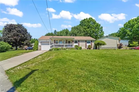 1005 Leslie Ln, Girard, OH 44420