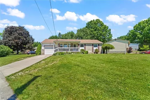 1005 Leslie Ln, Girard, OH 44420