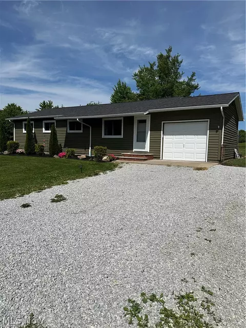 7825 Lester Dr, Leroy, OH 44077