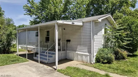 122 Pompano Ln SE, New Philadelphia, OH 44663