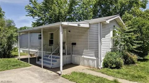 122 Pompano Ln SE, New Philadelphia, OH 44663