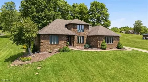 715 Oxbow Rd, Belpre, OH 45714