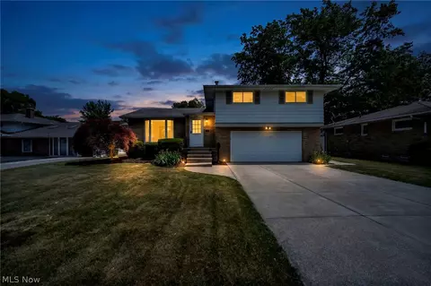 6957 Greenbriar Dr, Parma Heights, OH 44130