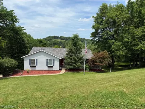 2187 Golfview Dr NE, New Philadelphia, OH 44663