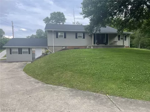 705 Roth Rd, Parkersburg, WV 26104
